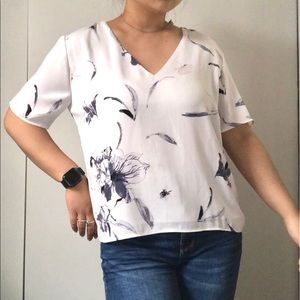 White Floral Short-Sleeved V-Neck Blouse